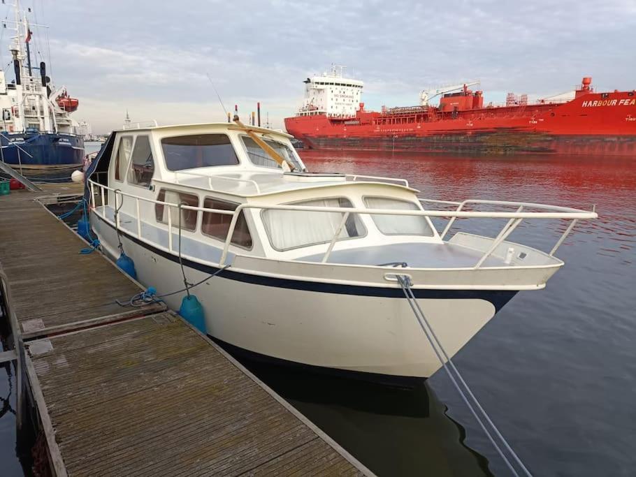 Suesses Motorboot - Bremen Ueberseestadt Ngoại thất bức ảnh