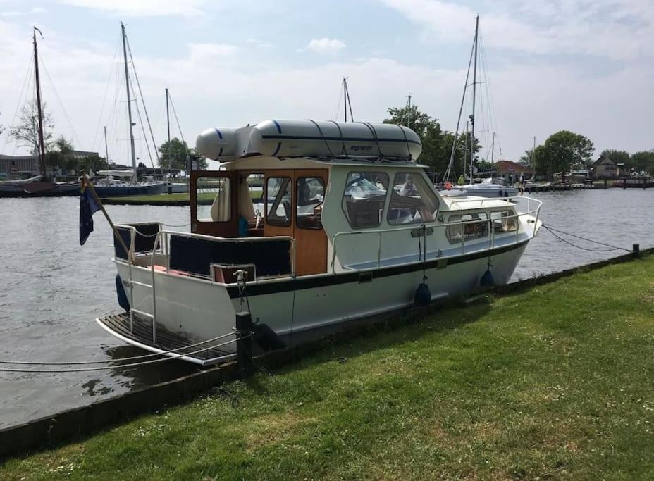 Suesses Motorboot - Bremen Ueberseestadt Ngoại thất bức ảnh