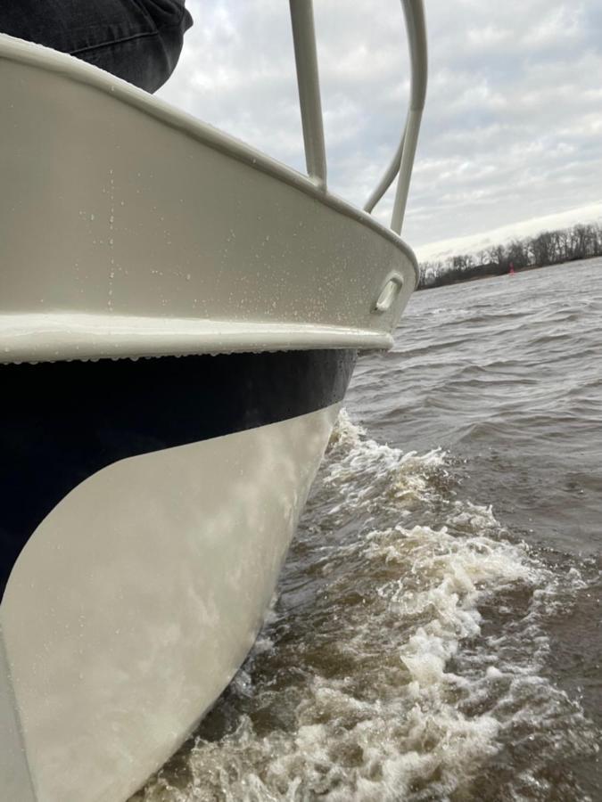 Suesses Motorboot - Bremen Ueberseestadt Ngoại thất bức ảnh