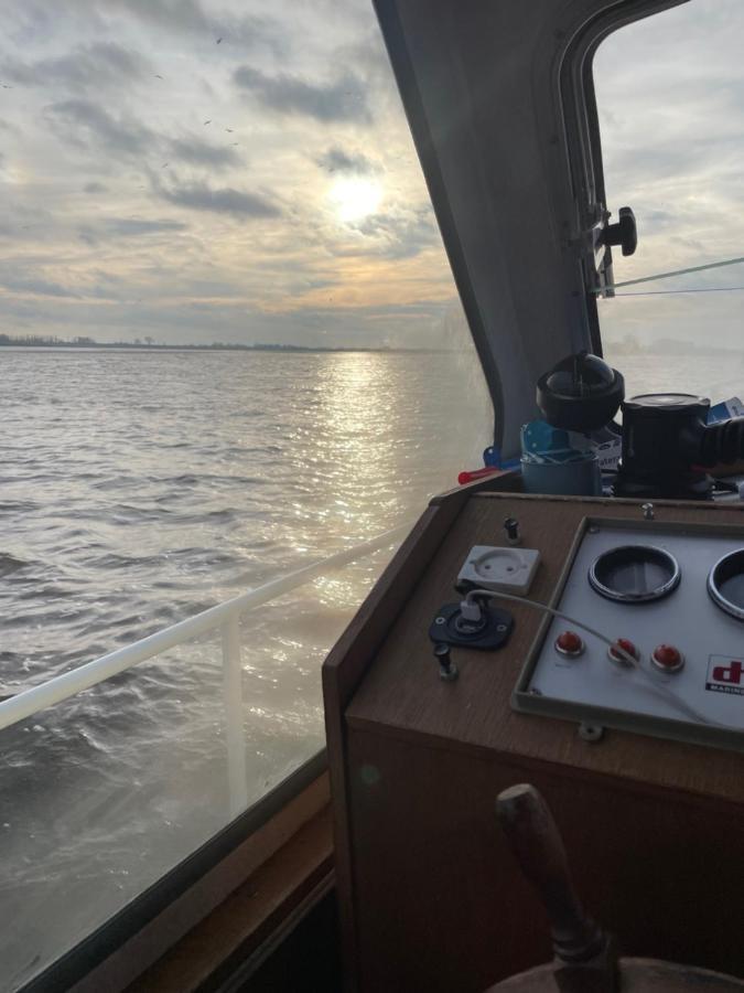 Suesses Motorboot - Bremen Ueberseestadt Ngoại thất bức ảnh